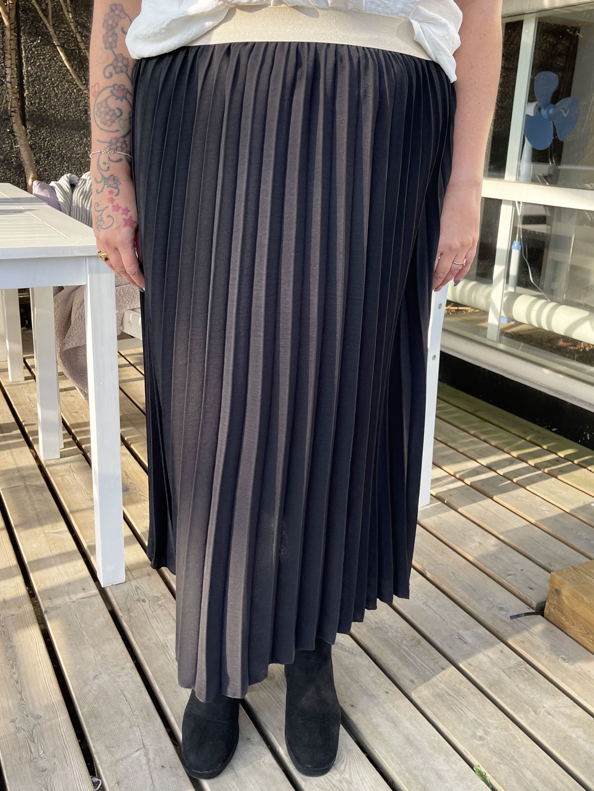 Mirjana - Lång plisserad kjol i stora storlekar